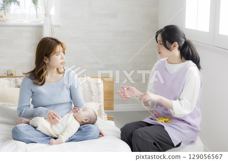 A young mother consulting a public health nurse 129056567