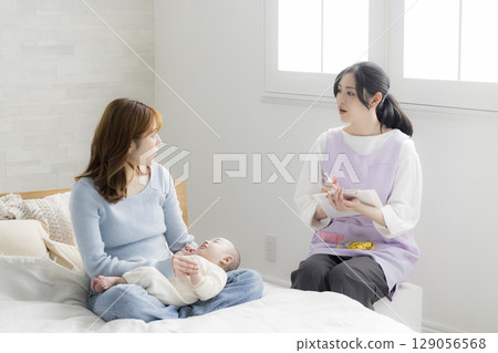 一位年輕的母親諮詢公共衛生護士 129056568