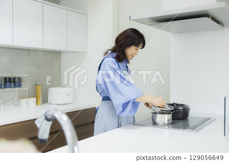 Woman cooking 129056649