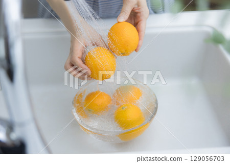 女人洗橘子 129056703