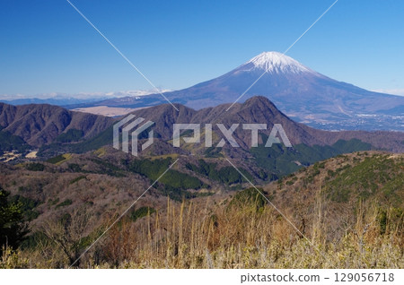 Mount Kintoki and Fuji as seen from Mount Myojin-ga-take in Hakone in winter Mount Kintoki and Fuji as seen from Mount Myojin-ga-take in Hakone in winter 129056718