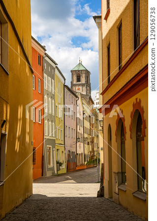 Colorful Narrow Street In Wasserburg Am Inn: Vibrant Facades And Historic Tower Under A Sunny Bavarian Sky 129056738