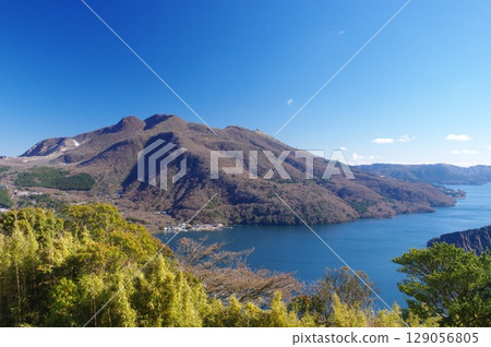 Lake Ashi and Mt. Kamiyama in winter as seen from Lake Ashi Observation Park 129056805