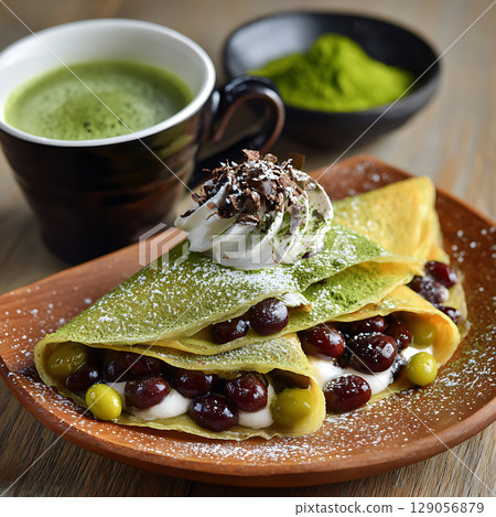 抹茶薄餅、豆沙餡和鮮奶油的日式甜點 抹茶薄餅、豆沙餡和鮮奶油的日式甜點 129056879
