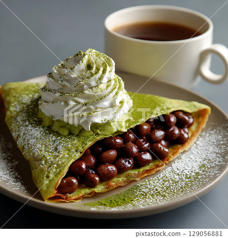 抹茶薄餅、豆沙餡和鮮奶油的日式甜點 抹茶薄餅、豆沙餡和鮮奶油的日式甜點 129056881
