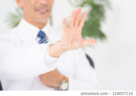 醫學影像：身穿白大褂的男子，手 129057118
