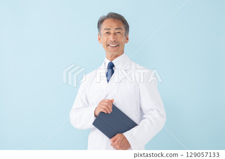 醫學影像：身穿白大褂的男子，藍色背景 129057133