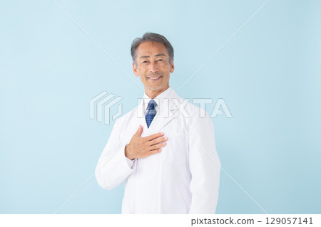 醫學影像：身穿白大褂的男子，藍色背景 129057141