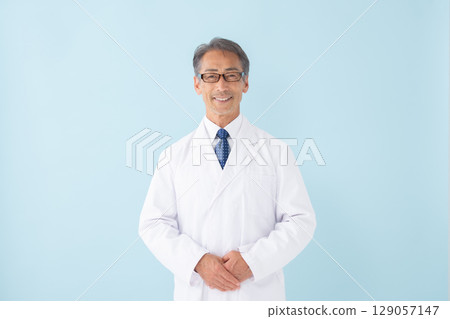 醫學影像：身穿白大褂的男子，藍色背景 129057147