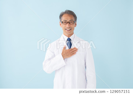 醫學影像：身穿白大褂的男子，藍色背景 129057151