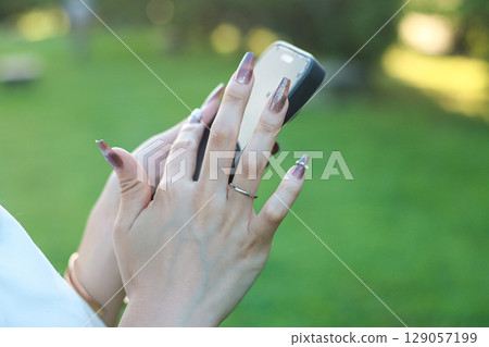 Control your smartphone with your nails 3 129057199