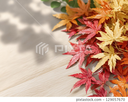 木地板背景材料點綴著紅色和橙色的落葉（自然，秋天的氛圍） 129057670
