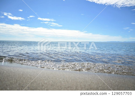 The broad summer horizon: sparkling beach 129057703