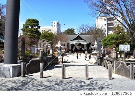 Matsumoto City: Miyuki Bridge, shrine building, and worshippers at Shihashira Shrine 129057866