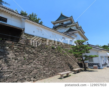 Historic Wakayama Castle, the symbol of Wakayama Prefecture, standing on Mount Torafusu, is the castle of the Kishu Tokugawa clan, with its white walls against the blue sky. 129057910
