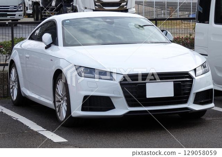 一輛停在停車場的汽車（奧迪TT Coupe第三代） 129058059