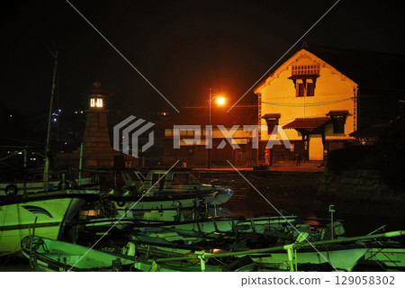 The night view of Tomonoura: A nostalgic port town lined with Edo-period lanterns and historic storehouses. The night view of Tomonoura: A nostalgic port town lined with Edo-period lanterns and historic storehouses. 129058302