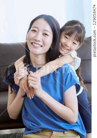 A scene from a living room filled with parent-child bonding and love. 129058474