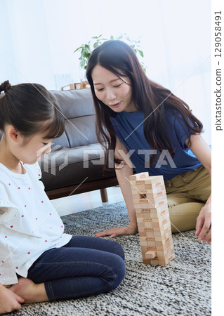 母女互動與玩室內教育遊戲 129058491