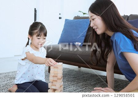 母女互動與玩室內教育遊戲 129058501