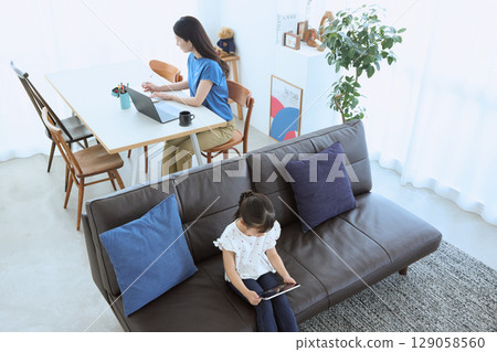 母親在家工作，孩子享受平板電腦 129058560
