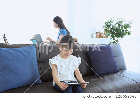 母親在家工作，孩子享受平板電腦 129058563