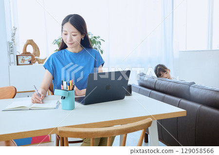 母親在家工作，孩子享受平板電腦 129058566