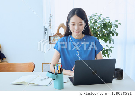 Online of a woman working remotely from home 129058581
