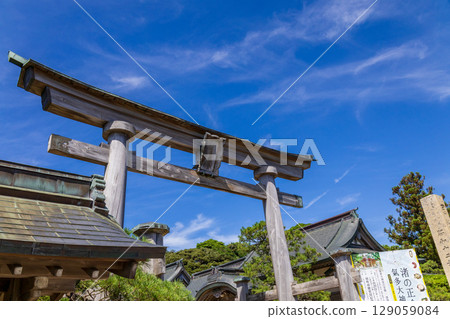 藍天映襯下閃閃發光的氣多神社 藍天映襯下閃閃發光的氣多神社 129059084
