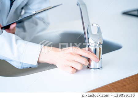 工作服的商人 129059130