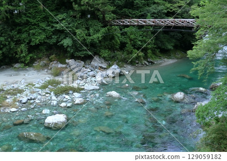 Clear waters of the Yasui River and Yono Bridge, summer (Yasui Valley, Niyodogawa Town, Kochi Prefecture) Clear waters of the Yasui River and Yono Bridge, summer (Yasui Valley, Niyodogawa Town, Kochi Prefecture) 129059182