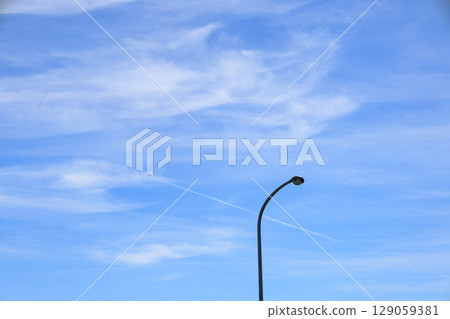 Blue sky and white clouds and leopard clouds Blue sky and white clouds and leopard clouds 129059381