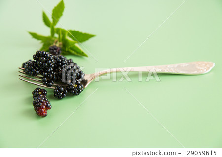 A bunch of ripe blackberries in macro format, top view 129059615