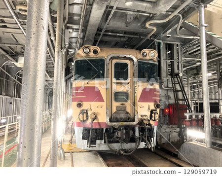 一列日本國鐵列車停靠在青函渡輪內 129059719