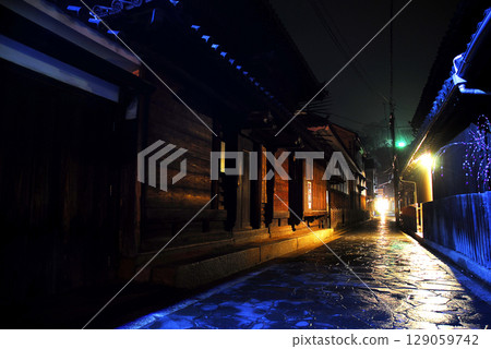 鞆之浦的歷史城區風貌,夜晚的小巷,柔和的燈光照亮鵝卵石街道,寧靜祥和的景色。 鞆之浦的歷史城區風貌,夜晚的小巷,柔和的燈光照亮鵝卵石街道,寧靜祥和的景色。 129059742