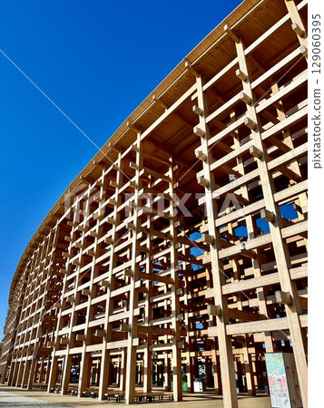 大阪關西世博會2025：世界最大木造建築，大型屋頂環 129060395