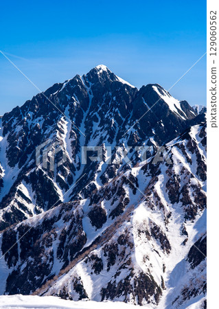 從奧大日山的山肩俯瞰劍山和前劍山。在剩餘的雪季攀登北阿爾卑斯山的奧大日山。 129060562