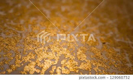 奢華的金色背景材料、金箔、金紙 129060752