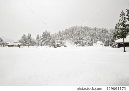 冬季的高柳茅草屋頂圓形村落(新潟縣) 冬季的高柳茅草屋頂圓形村落(新潟縣) 129061173