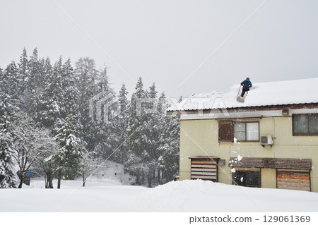 Takayanagi thatched roof circular village in winter (Niigata Prefecture) 129061369