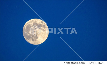 天空中閃耀的滿月圖像背景材料16:9尺寸AI生成材料 天空中閃耀的滿月圖像背景材料16:9尺寸AI生成材料 129061623