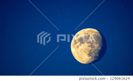 天空中閃耀的滿月圖像背景材料16:9尺寸AI生成材料 天空中閃耀的滿月圖像背景材料16:9尺寸AI生成材料 129061624