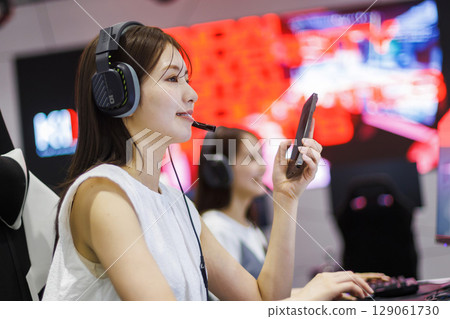 玩網路遊戲的電競女子 129061730