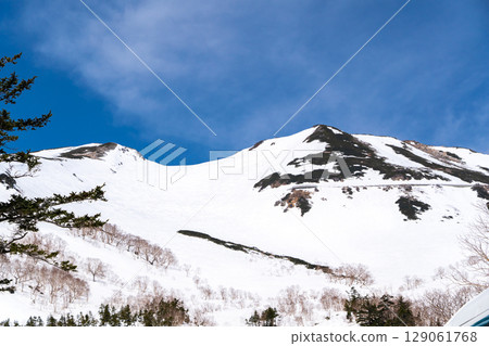 View of the Norikura Snowfield and Kengamine Peak from Igahara. Climbing Mount Norikura in the Northern Alps during Golden Week when snow remains. 129061768