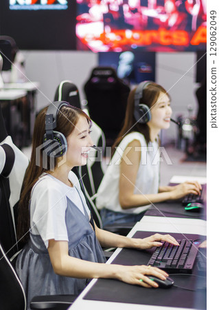 玩網路遊戲的電競女子 玩網路遊戲的電競女子 129062049