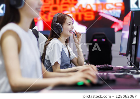 玩網路遊戲的電競女子 129062067