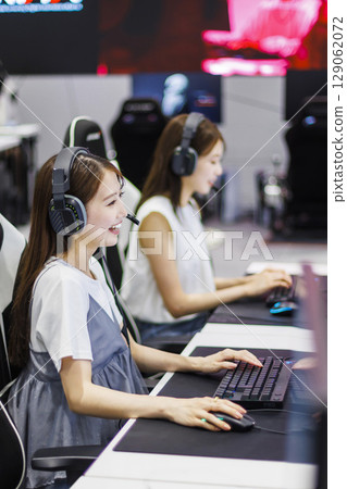 玩網路遊戲的電競女子 玩網路遊戲的電競女子 129062072
