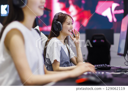 玩網路遊戲的電競女子 玩網路遊戲的電競女子 129062119