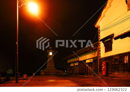 鞆之浦:夜晚的古老城鎮景觀,常年點綴著燈籠,籠罩在溫暖的燈光下,充滿懷舊氣息的港口小鎮。 鞆之浦:夜晚的古老城鎮景觀,常年點綴著燈籠,籠罩在溫暖的燈光下,充滿懷舊氣息的港口小鎮。 129062322