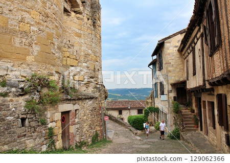 法國風景如畫的村莊 Cordes-sur-Ciel 老城 129062366
